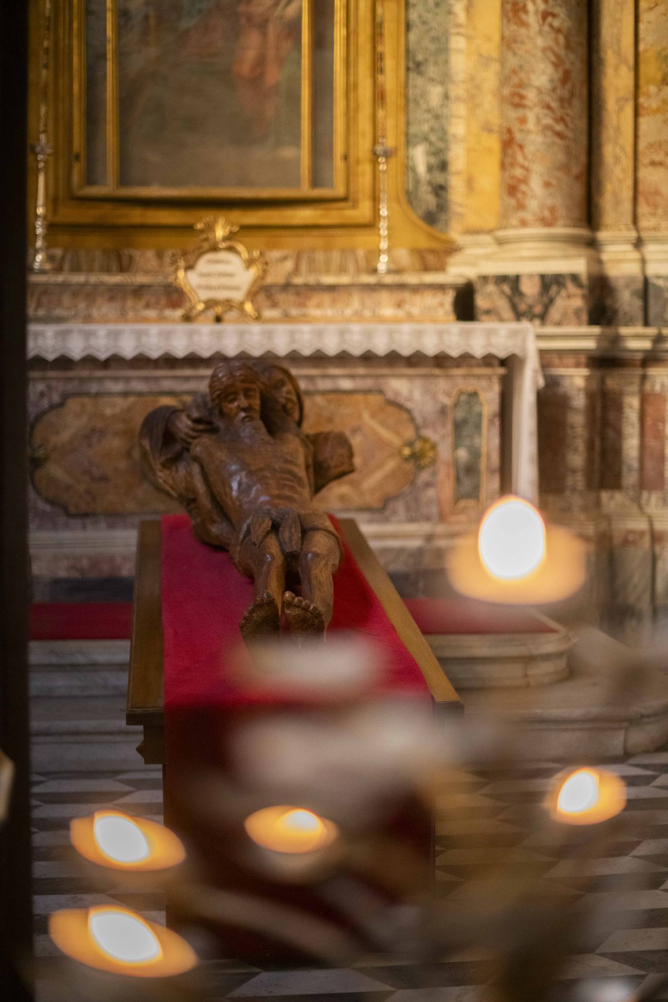 The wooden figure of Christ by Pasquale Russo, in the Baptistery of San Giovanni in Laterano